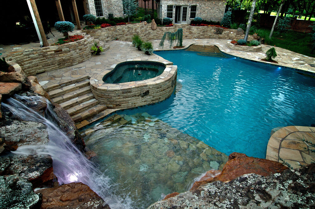 Custom pool and spa in Ottawa