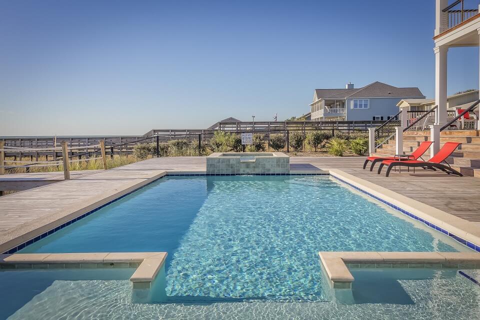 Fall is the best time to hire pool builders for a number of reasons.